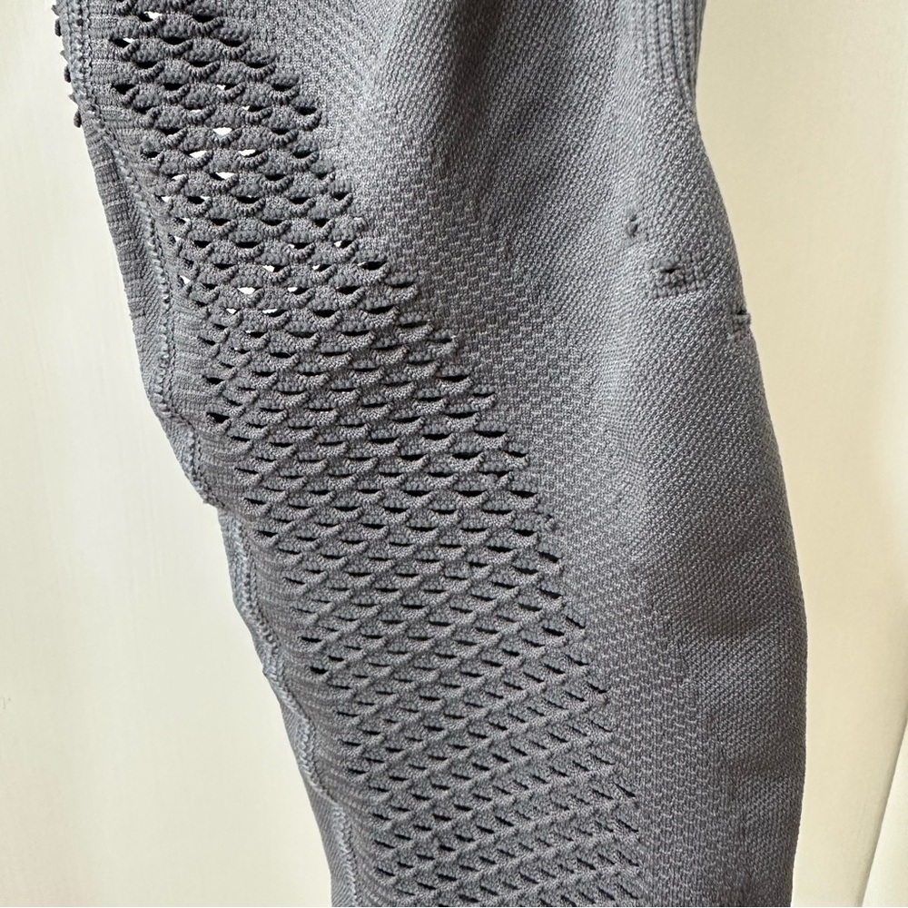 Athleta Gray Halasana Seamless Mesh 7/8 Tight Leggings, Ribbed Waistband, Size S - Picture 6 of 10